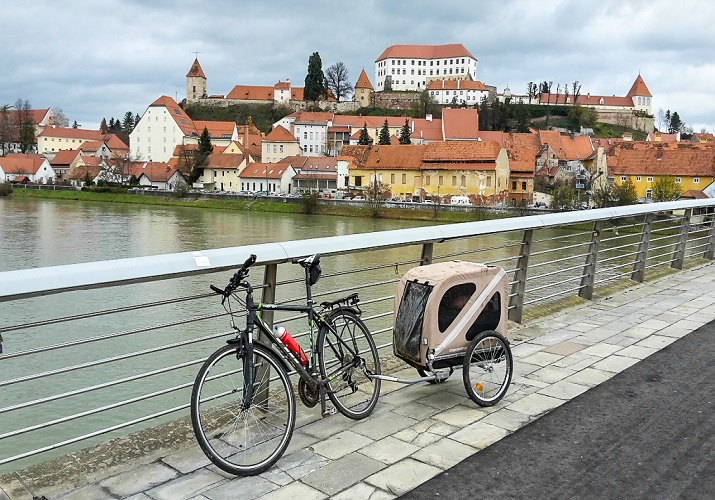 Laci miluje diaľkové cyklistické výlety. 